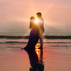 Silhouetted by the sun. This powerful and romantic image captures the couple against a brilliant sunset, their connection highlighted by the golden light. It's a breathtaking moment of love and anticipation.