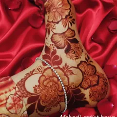 The rich, dark stain of this floral foot design is absolutely perfect. The addition of a delicate silver anklet shows how beautifully henna can be accessorized.