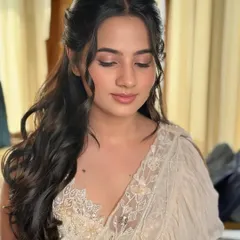An example of my minimalist makeup philosophy, where less is truly more. This close-up highlights a soft, rosy eyeshadow, naturally defined brows, and a subtle lip tint, creating an effortlessly elegant look for a daytime wedding event.