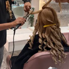 It’s all in the technique. Our stylists are experts at creating everything from soft, romantic waves to big, bouncy curls using professional heat styling tools for a look that lasts.