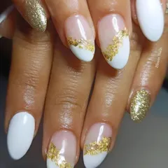 A truly luxurious look. This set combines solid white nails with negative space nails featuring delicate gold foil for a high-end, artistic finish.
