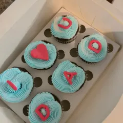 I can customize the color of the frosting for the Father's Day cupcake boxes. This set features a lovely light blue frosting with the same "I ❤️ DAD" message.