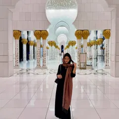 Visiting the Sheikh Zayed Grand Mosque in Abu Dhabi requires a respectful and modest outfit. I wore a simple long black dress and covered my head with a beautiful brown scarf. The look is elegant and appropriate for the serene and exquisite surroundings.