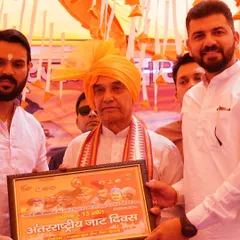 Receiving a memento at the International Jat Divas celebration in Delhi.