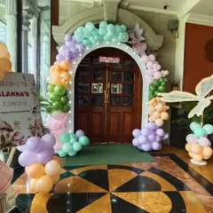 The magic begins at the entrance. A pastel rainbow balloon arch with fairy details welcomes guests into a whimsical celebration, setting the tone for the party from the very first step.