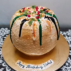 "Can you make a cake that looks like Dahi Puri?" When a client brings me a fun, wild idea like this, I love the challenge. This is a fully edible cake, designed to look just like the popular chaat. Your imagination is the only limit, and I'm here to turn it into a delicious reality.