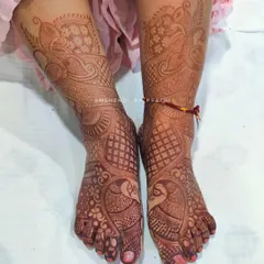 Full bridal feet mehndi featuring peacocks and intricate net patterns. This design covers the entire foot, ready for the bride to step into her new chapter.