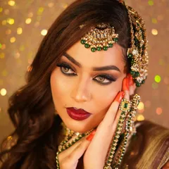 This is an example of a glamorous bridal makeup look taught in our academy, featuring bold lips and dramatic eyes. The perfectly coordinated nails complete the stunning look.