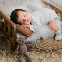 The peaceful sleep of a newborn is pure magic. In my studio, I create a safe and cozy environment with soft textures and props to capture your baby's serene first days.