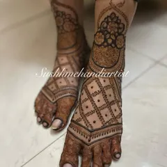 A classic bridal foot design with heavy jaali work and a beautiful floral pattern around the ankle. This provides full and rich coverage.