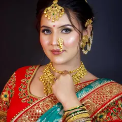 A close-up of a stunning Maharashtrian bride. The look is completed with a traditional matha patti, a classic nath, and soft, glowing makeup.