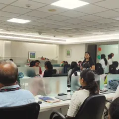 Explaining the benefits of a posture during a corporate workshop. My goal is to provide practical tools that employees can use every day to improve their well-being.
