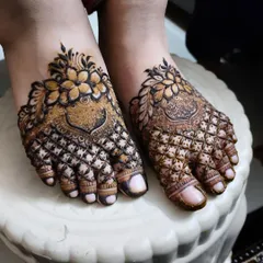 A classic bridal foot design with heavy checkerboard (jaali) patterns and floral motifs. This provides full coverage for a traditional look.