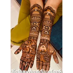 This design is a mix of different traditional elements, including doli scenes, peacocks, and architectural patterns, all coming together for a rich bridal look.