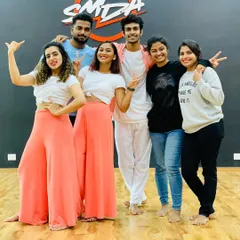 The full crew from our 'Makhna' collaboration. We believe family and friends make a Sangeet special, and we love choreographing large group dances where everyone can participate.