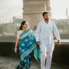 I love capturing timeless moments at iconic Mumbai locations. Here, Abhishek and Saloni walk hand-in-hand near the Gateway of India, their traditional attire adding a layer of classic elegance to this beautiful pre-wedding portrait.