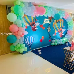 A different angle of the hot air balloon theme, showing the spot lighting and side props.