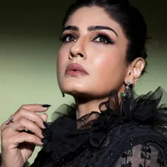 We were honored to create this bold and glamorous look for the stunning Raveena Tandon. This chic, black nail style proves that elegance is all in the details. Get your own celebrity-approved manicure with us.