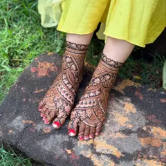 This bridal feet design features beautiful swirling patterns and floral details, providing full coverage for a rich and traditional look.