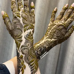 This is a classic Gulf henna design, featuring bold, shaded leaves and swirling floral patterns. The thickness of the paste creates a wonderful 3D effect before it dries.