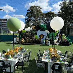 A full view of our incredible outdoor football party. We set up themed dining tables right on the field, creating an unforgettable experience for the birthday boy and his friends.