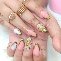 Every stroke tells a story. This elegant set features a mix of soft pink and white nails with delicate, hand-painted golden leaves and gold chrome French tips.