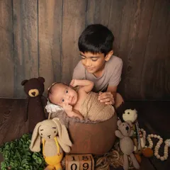 A big brother's gentle gaze. I create a comfortable and safe environment for older siblings to interact with the baby, resulting in authentic portraits like this one.