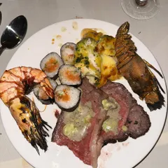 Navigating a wedding buffet while on a plan. This plate is packed with high-protein options like steak, prawns, and lobster. I'll show you how to make smart choices at any event so you can enjoy yourself without the guilt.