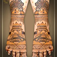 Bridal feet mehndi featuring grand palace architecture, known as jharokhas. The design is topped with peacock motifs, creating a look of royal elegance.