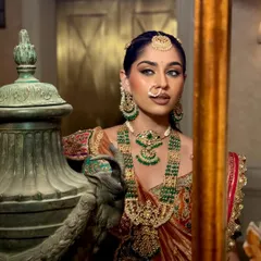 A reflection of elegance. This shot captures the regal feel of the South Indian bridal look, with perfectly defined features and glowing skin.