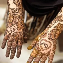 I love creating modern Arabic and Dubai style henna. This design combines a bold floral vine with the couple's initials, ND, inside a heart. It's elegant, personal, and leaves beautiful negative space on the skin.