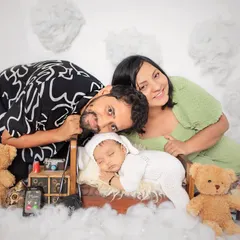 Welcoming a new baby is a celebration for the whole family. I love creating these dreamy, complete family portraits where the love and connection between parents and their newborn shines through.