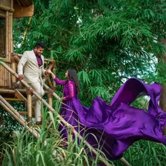 A fairytale moment in a rustic treehouse. This shot combines a unique location with a stunning outfit, showing how we can create magical pre-wedding scenes surrounded by nature.