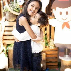 A sweet, spontaneous hug between siblings amidst the party fun. These are the unscripted moments I look for, the ones that truly reflect the love and connection within a family during a kids' birthday party.