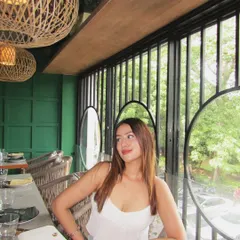 The white peplum camisole paired with light-wash jeans for a classic brunch look.