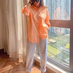 Here’s how to dress up your denim. I paired these light-wash jeans with a silky peach button-down shirt and delicate heels for a smart-casual look perfect for a brunch or daytime event.