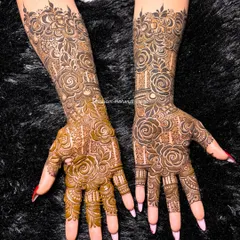 A popular Dubai-style floral design, showcasing a beautiful contrast between the dark, bold outlines and the lighter, detailed filling. This style is modern and elegant, perfect for engagements or siders.