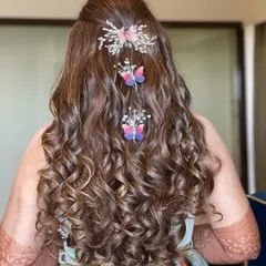 Another view of this beautiful Mehendi hair. We can incorporate any kind of accessory to match your outfit and the theme of your event.
