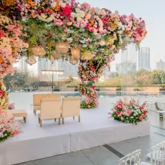 The full view of the upside down garden mandap, designed to create an immersive floral experience. The structure combines lush greenery and vibrant blooms against a modern city backdrop, blending nature with urban elegance.