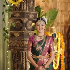 A full portrait of a stunning Iyengar bride. I worked closely with her to bring her vision to life, focusing on a traditional aesthetic with my signature airbrush makeup for a look that is both authentic and radiant.