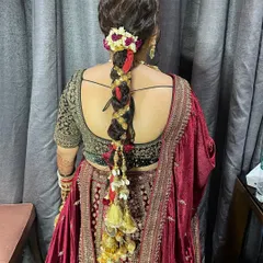 A closer look at the traditional bridal braid, or 'parandi,' for my beautiful Pahadi bride. We adorned it with fresh flowers and traditional accessories to complete her stunning wedding day look.