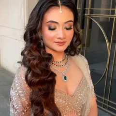 Another angle of this gorgeous golden hour makeup. The warm tones in the eyeshadow and the soft curls create a romantic and elegant look, perfect for any pre wedding event.