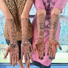 Here are two different but complementary full-hand designs I did for family members at the same event. It shows how I can create unique yet coordinated looks for your group.