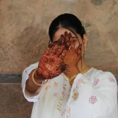 Another shot of the gorgeous developing stain. The bride is hiding her face, but her beautiful henna is the star.