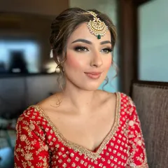 A closer look at Jasmeet's bridal makeup. I crafted a soft-glam eye with warm, neutral tones and a defined lash line, paired with a natural lip color for a truly elegant finish.
