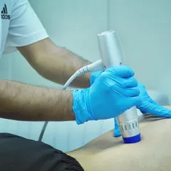 This image shows the application of shockwave therapy, a non invasive treatment that uses acoustic waves to promote healing in injured tissues. It is particularly effective for chronic tendinopathies.