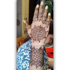 A beautiful floral mandala on the back of the hand, paired with a rose-themed net pattern on the wrist for a modern, coordinated look.