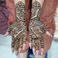 A very popular Indo-Arabic design for engagements or parties. The pattern is dense on the palms and fingers, with a beautiful cuff at the wrist.