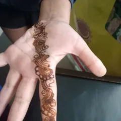 A simple Arabic-style vine is a great choice for a minimalist yet beautiful look.