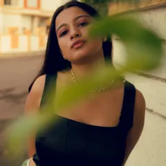 A similar technique to the flower portrait, but using leaves found on location. This shows how you can use your immediate environment to create natural frames and add depth to your outdoor portraits.